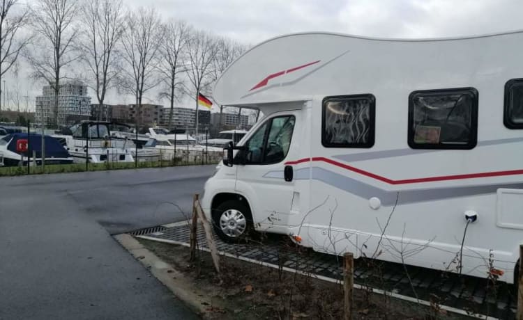 Ons Mieke...  – Rimor seal 695: Gezellige mobilhome met ruime slaapkamer. 