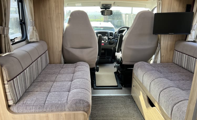 Eddie – Luxuriöses Wohnmobil mit 4 Schlafplätzen 