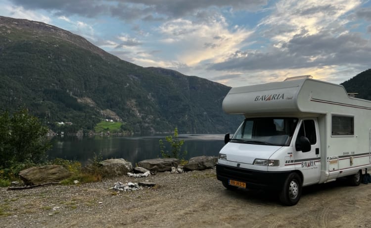 De Camper – Schöner geräumiger Fiat Bavaria 7p mit XL-Luke