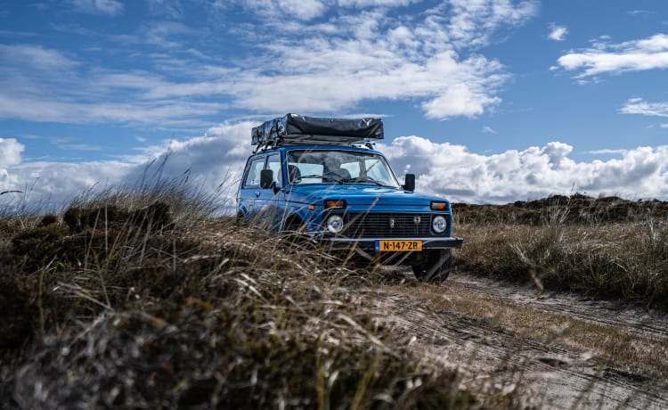 Pjotr – Lada Niva 4x4 mit Dachzelt