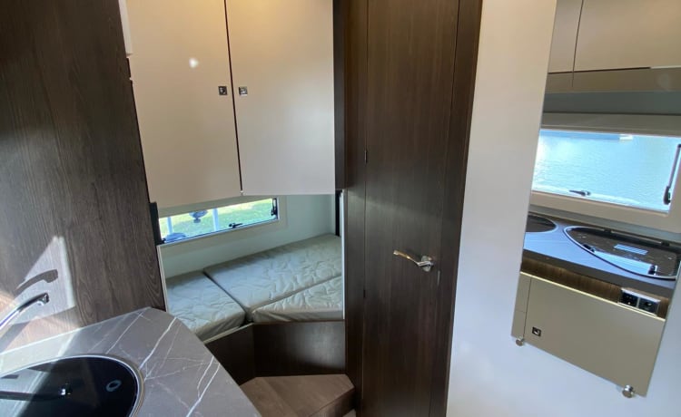 Benimar Cocoon 483 (2021) voor 2 tot 5 personen