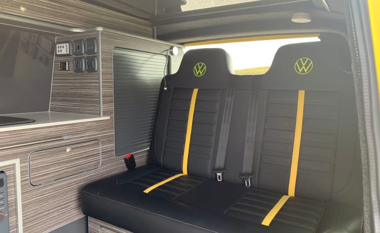 Sunny – Camping-car VW de luxe à louer. Basé à Glasgow, en Écosse. 