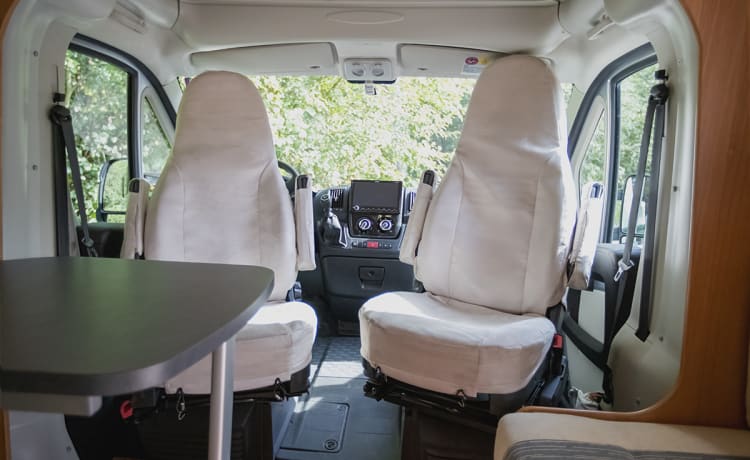 Half-integrated 4 personen camper uit 2013