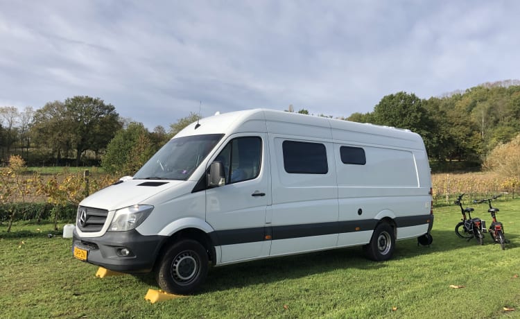 Extra geräumiger und luxuriöser Mercedes Sprinter Campingbus