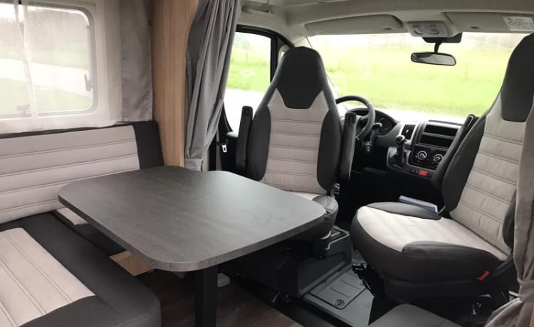 18 – Prachtige 2-persoons automaat camper met heerlijk queensbed