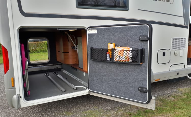 Beautiful Carthago integral camper for 2 people