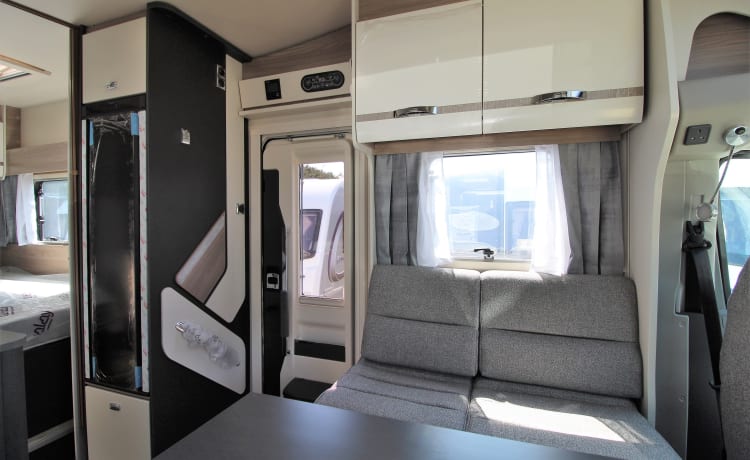 EFP – Swift Voyager 564 Luxury Fixed Bed