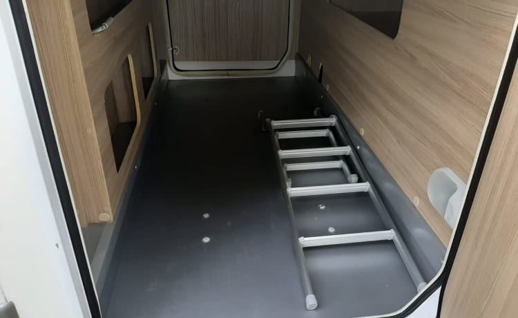 CI X-TIL – Very luxurious 4 person camper with queen bed and pull-down bed, lots of storage space