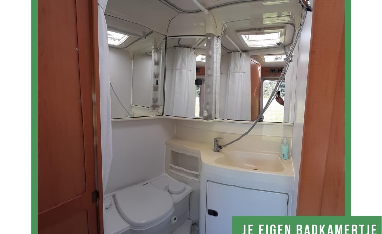 Kempurtje  – Hymer B544; 6 persoons extra comfortabele en complete camper!