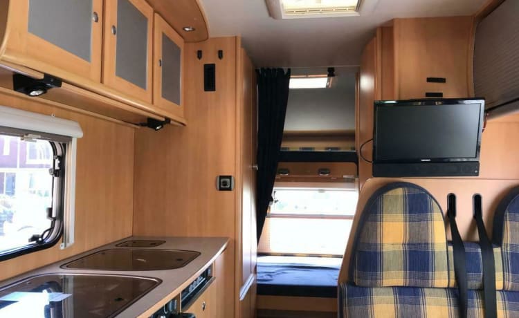 Very complete 6 person camper with air conditioning