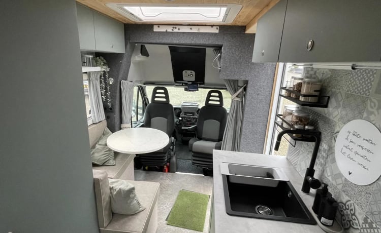 Camping-car hors réseau avec terrasse