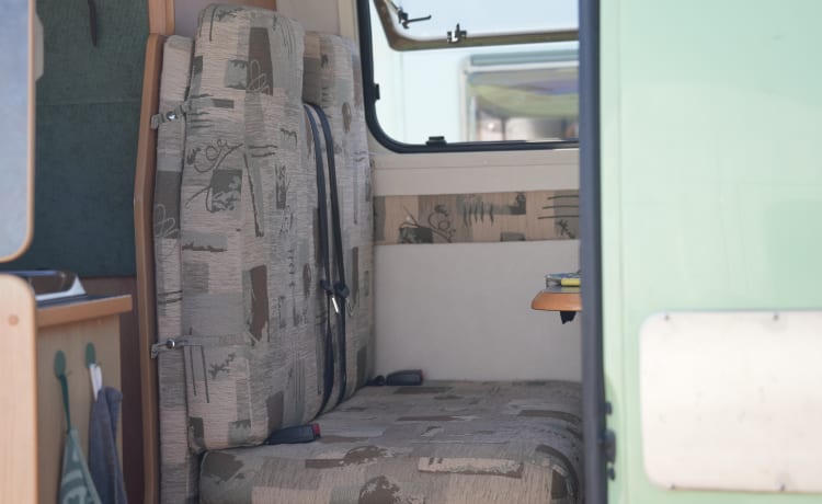 Minty – Menta; Allegro camper bus 2p del 2004, adatto per off-grid e surf!