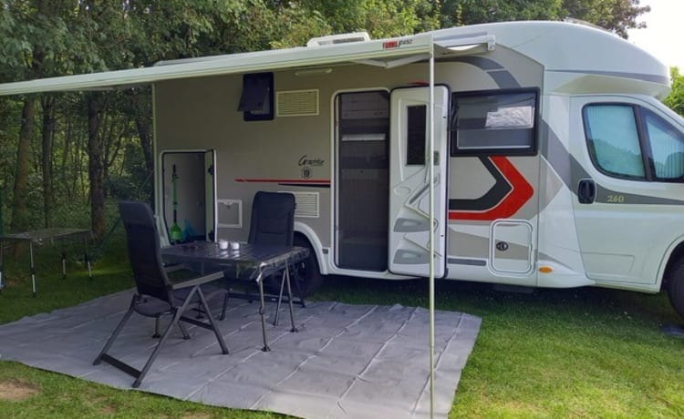 NEW - Luxury motorhome 2P to 4P