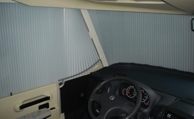 Blue – Toller Hymer B644 Camper Blue mit gemütlichem L-Sitz, Klimaanlage und großer Garage