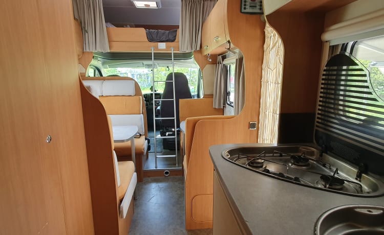 Lucky – Spacious and complete camper (7p-2012-euro5)