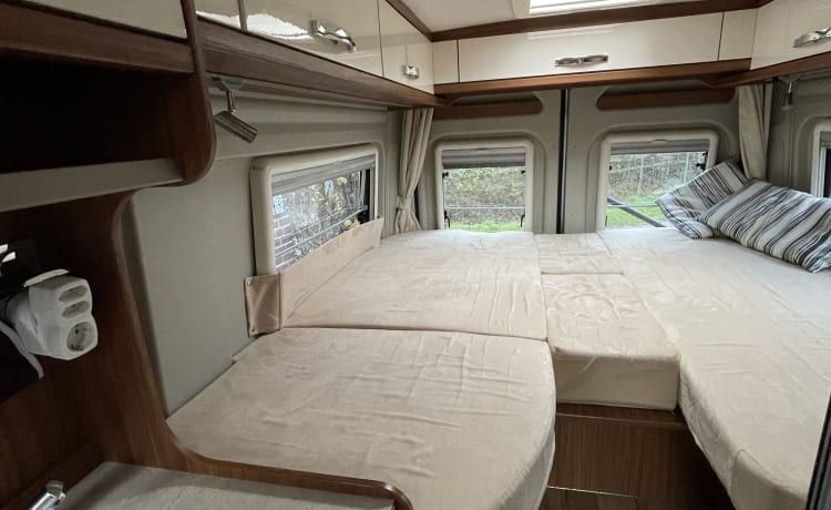 Bus camper Globecar 600L with length beds, for 2 people. Dog allowed.