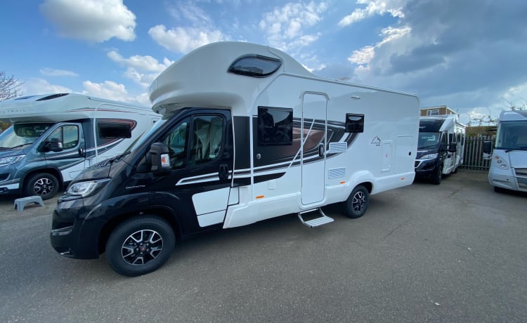 (MH002) Schönes Swift Edge 476 Wohnmobil mit 6 Schlafplätzen