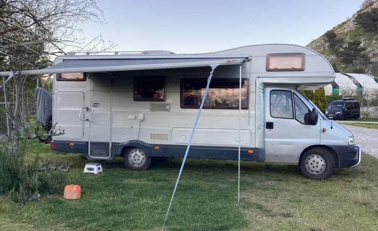 Very spacious camper Roller Team Granduca