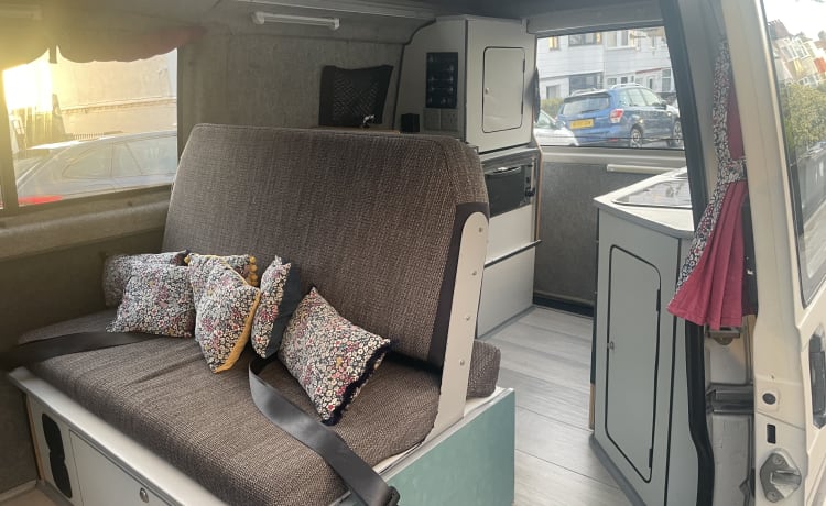 Jerry – 4berth VW T4 Hightop - een geweldige optie voor koppels of gezinnen van 4 personen