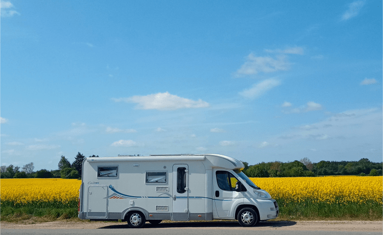 Découvrez notre compagnon de voyage Adria Carol pour 5 personnes depuis 2010