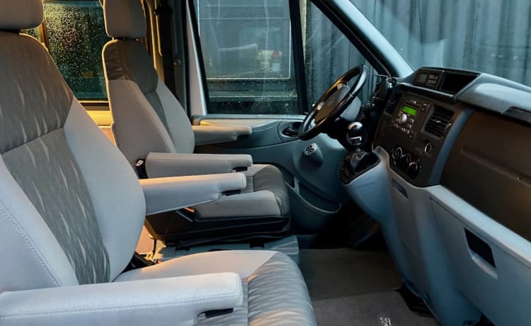 Ford Nugget pratique et confortable avec toit surélevé