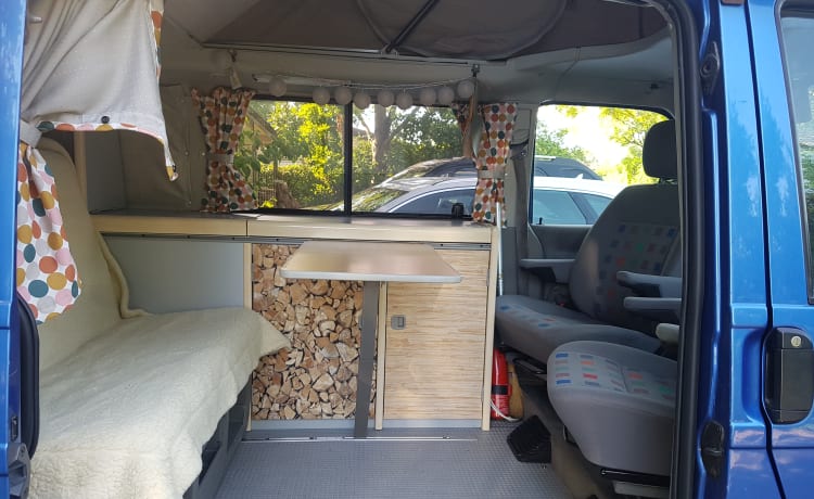 Fröhlicher Volkswagen Wohnmobil mit Hubdeck und ausziehbarem Bett für 2 Personen