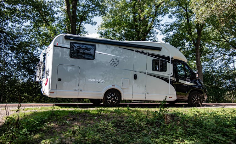 Sky Wave 700 MEG – Luxe automaat half-integraal camper voor 4p met Airco!