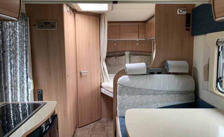 De Ixeo – Neat complete family camper for rent Burstner Ixeo