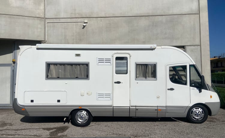 MotorBalt – Motorhome adatto alla famiglia con ampi spazi interni