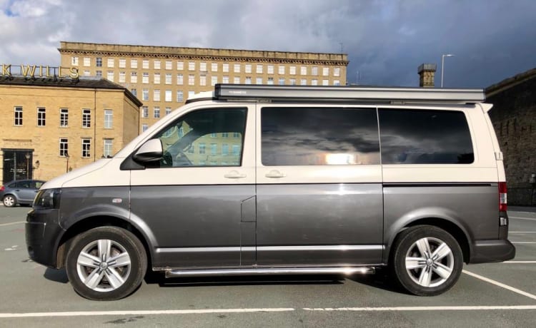 Arthur – VW Transporter T5 mit 4 Schlafplätzen