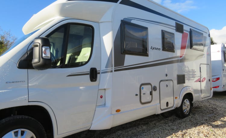 Bürstner Lyseo camping-car de luxe pour 2 personnes avec TV et climatisation