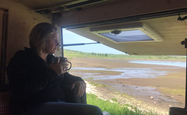 Helga – Classico camion dei pompieri tedesco convertito in camper di lusso a 6 nascite