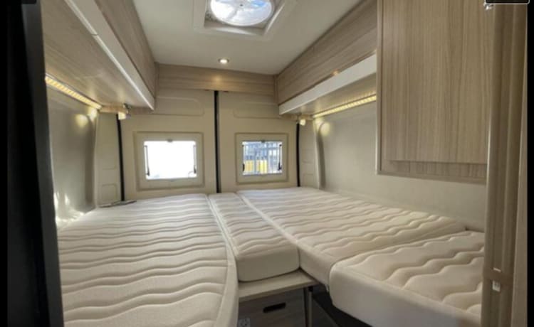 Dreamer D 68 – Mooie, ruime en luxe camperbus met enkele bedden en 9-traps automaat