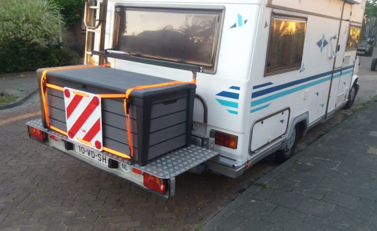 Spacious, strong camper: fixed bed, large carrier (also possibly motor), roof carriers