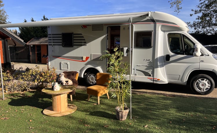 Making Memories! – Cozy fully furnished Hymer Carado 4 persons / Euro 5 motorbike