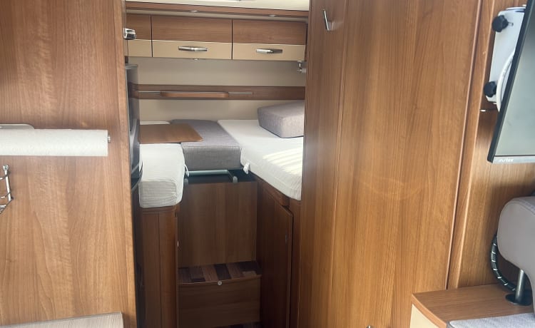 Maudje – Super nice family camper length beds and lifting bed 