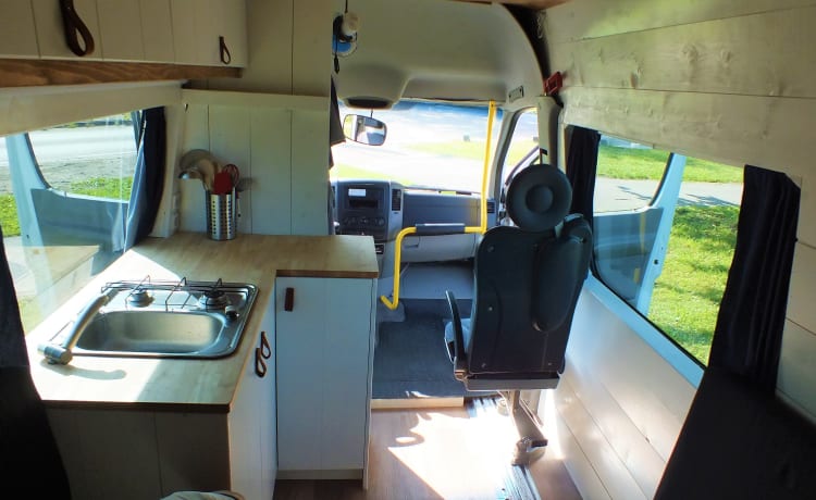 Co-Camper – Mercedes-Benz sprinter with wooden interior