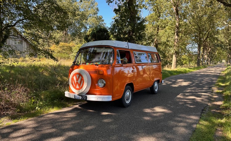 James –  Classic Volkswagen T2b camper uit 1975