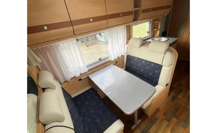 Camper familiare con letti a castello, 6 Person Sunlight Alcove del 2009