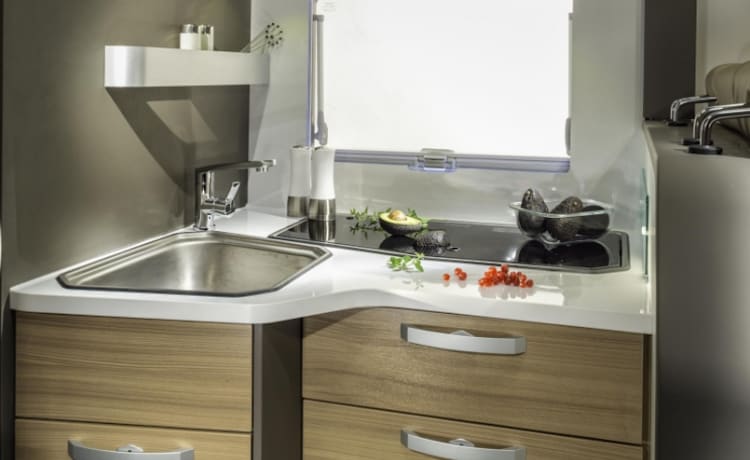 Luxe 4-Persoons Adria 670 DC Camper