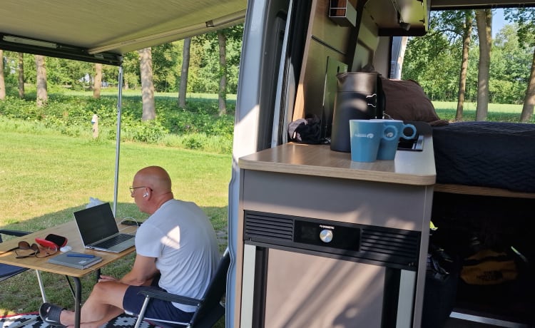 Kinderdijk – Luxuriöser, 6 m langer, robuster, netzunabhängiger Buscamper mit vielen Extras