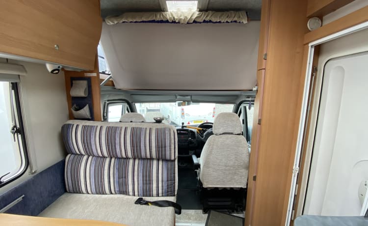 Bertie – compacte Knaus camper, 4 slaapplaatsen