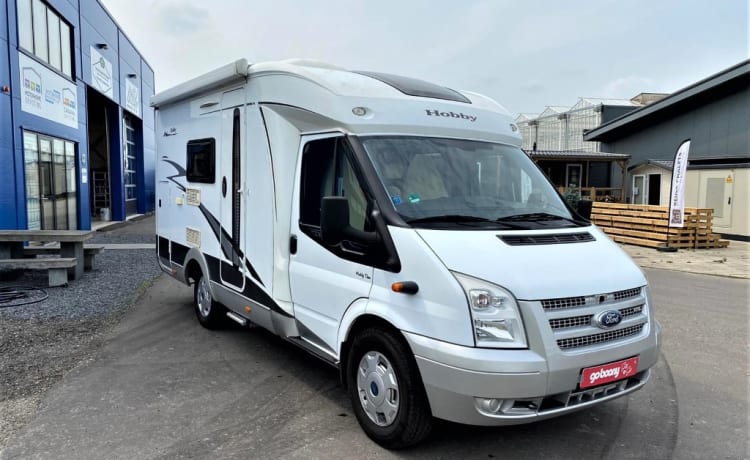 Nice compact Ford camper!