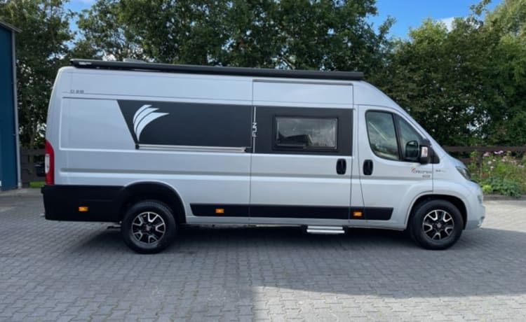 Dreamer D 68 – Mooie, ruime en luxe camperbus met enkele bedden en 9-traps automaat