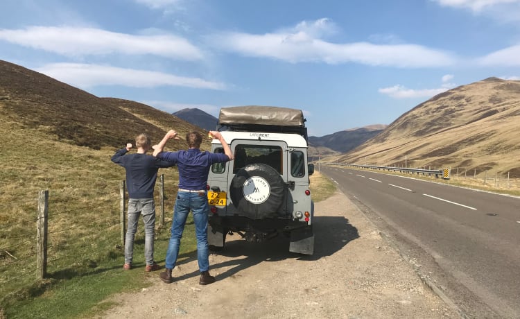 110 grijs – Land Rover Defender 110 with roof tent