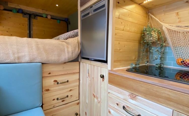 Surf Camper – Off Grid Camperbus Fiat Ducato L2H2 (voor warme én koude dagen)