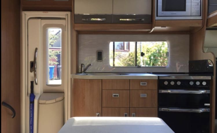 Mabel - The surf bus – Welcome to our lovely luxury family Autotrail Apache 700