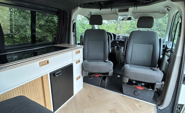 Vanny Blue – Luxuriöser und attraktiver VW-Wohnmobil Woodpecker – 4 Personen