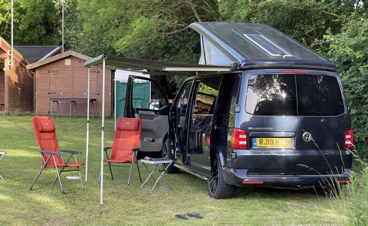 Wallis  – Wallis - Hoogwaardige VW T6 CamperKing-conversie. 4 slaapplaatsen en 5 zitplaatsen