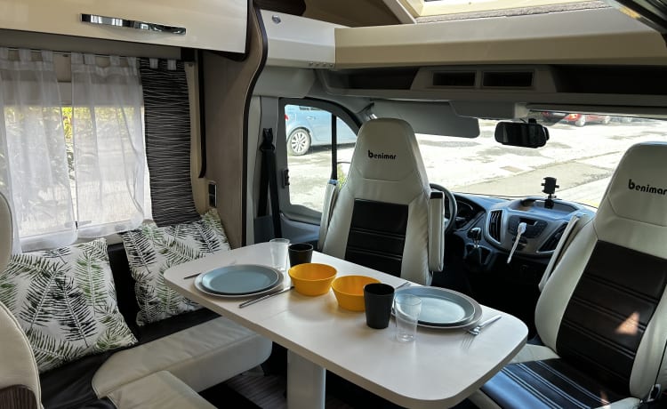 Motorhome for 4 people Air conditioning, heating, TV, luggage rack